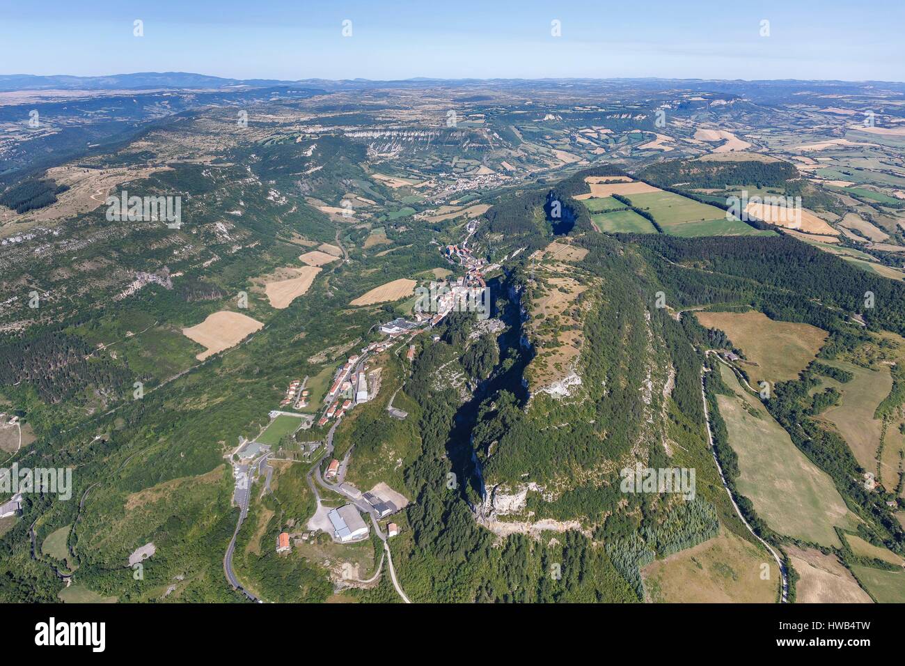 Francia, Aveyron, il roquefort sur Soulzon, Parc naturel régional des Grands Causses, il villaggio alla base della scogliera (vista aerea) Foto Stock