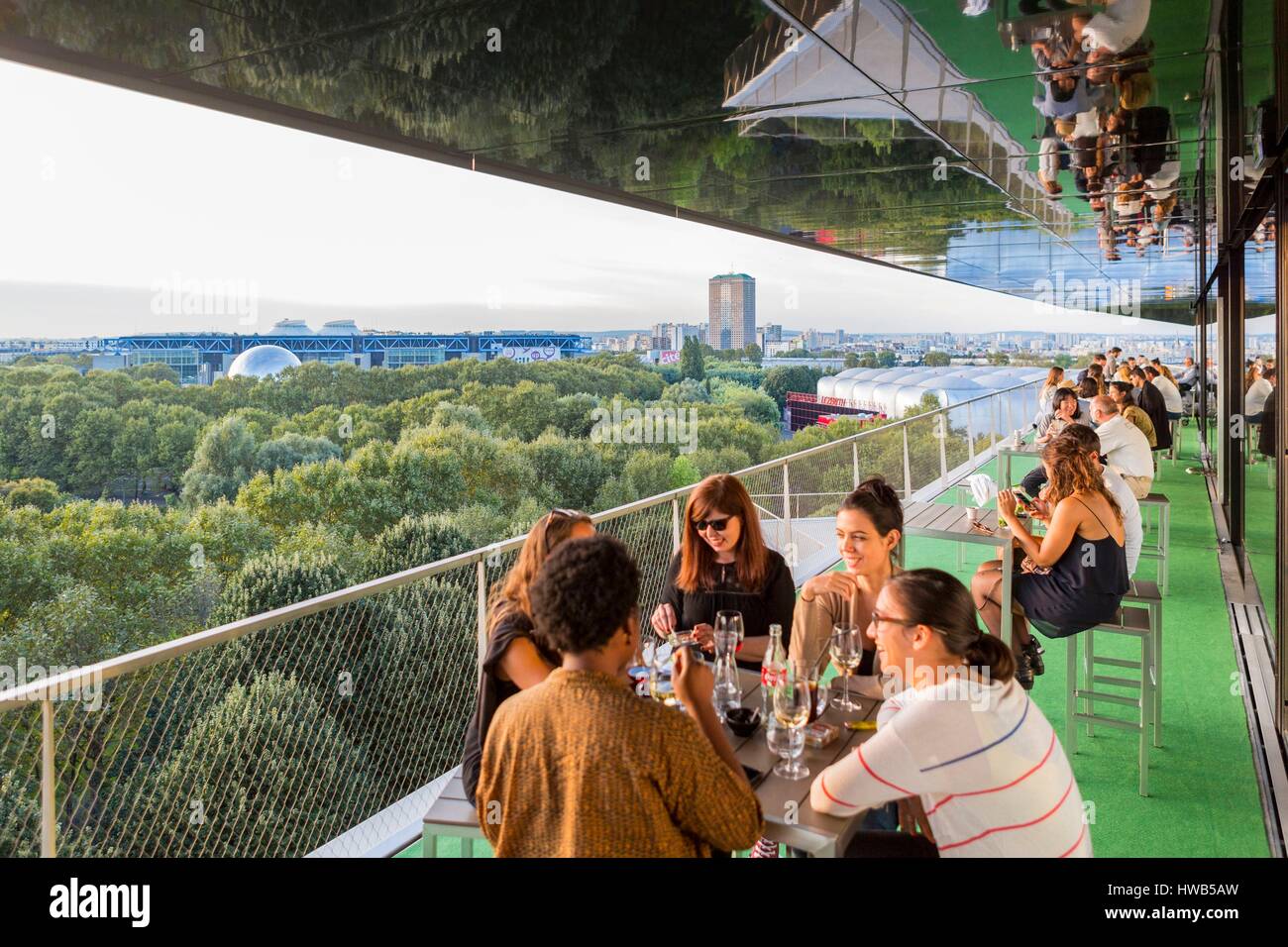 Francia, Parigi, il Parc de la Villette, Parigi Philarmony dell'architetto Jean Nouvel, la terrazza del ristorante Le Balcon al sesto piano Foto Stock