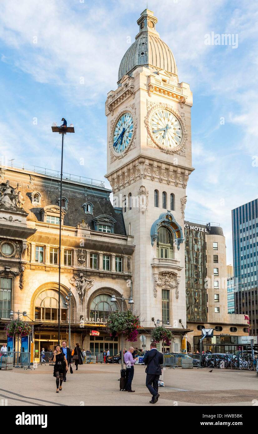 Francia, Parigi Gare de Lyon, l'artista Abramo Poincheval rimarrà per cinque giorni su una piattaforma situata a venti metri di altezza, da cui egli scenderà a lanciare la Nuit Blanche 2016 Foto Stock