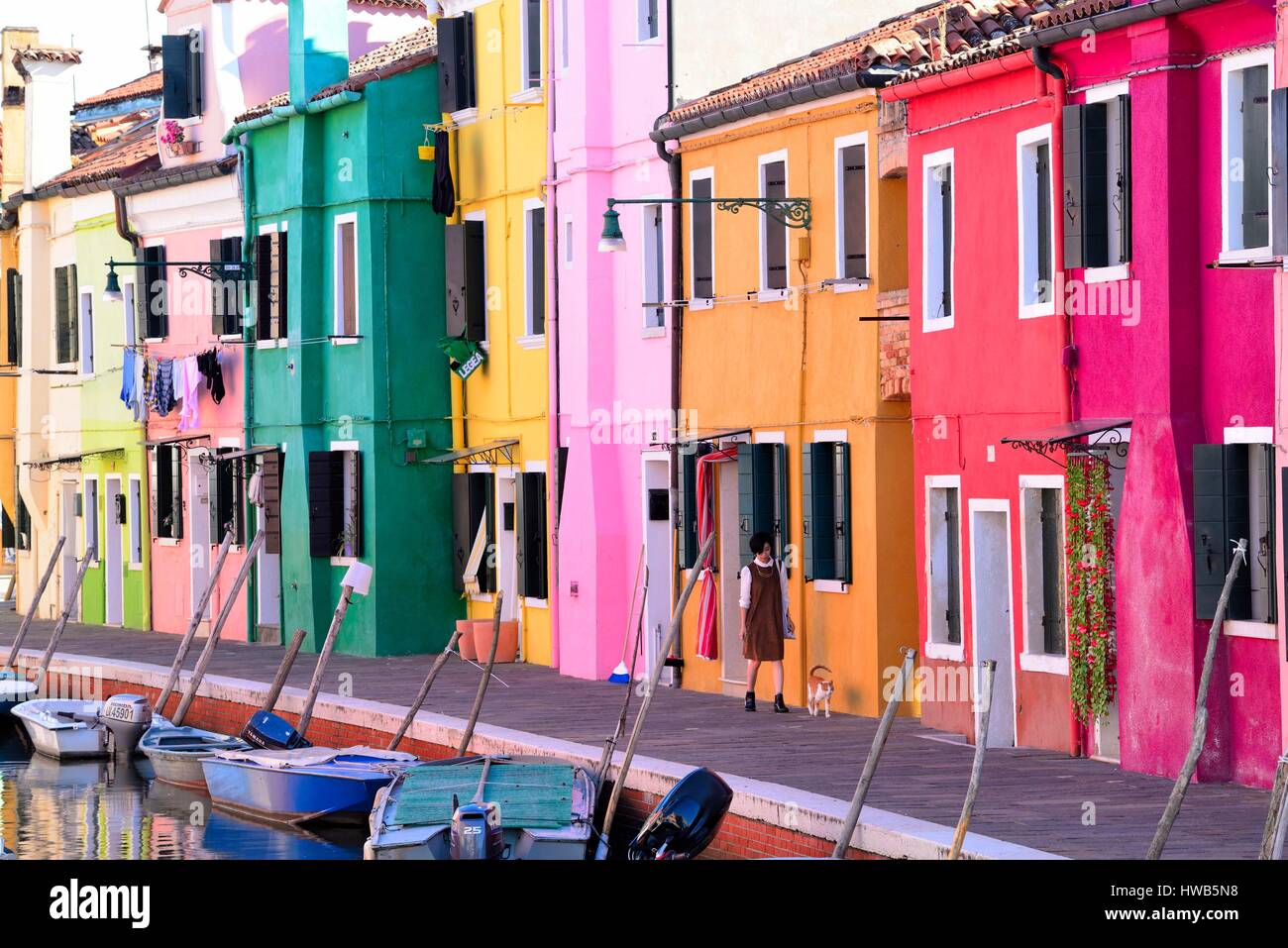 L'Italia, Veneto, Venezia, elencato come patrimonio mondiale dall UNESCO, isola di Burano, case colorate sul lungomare Foto Stock