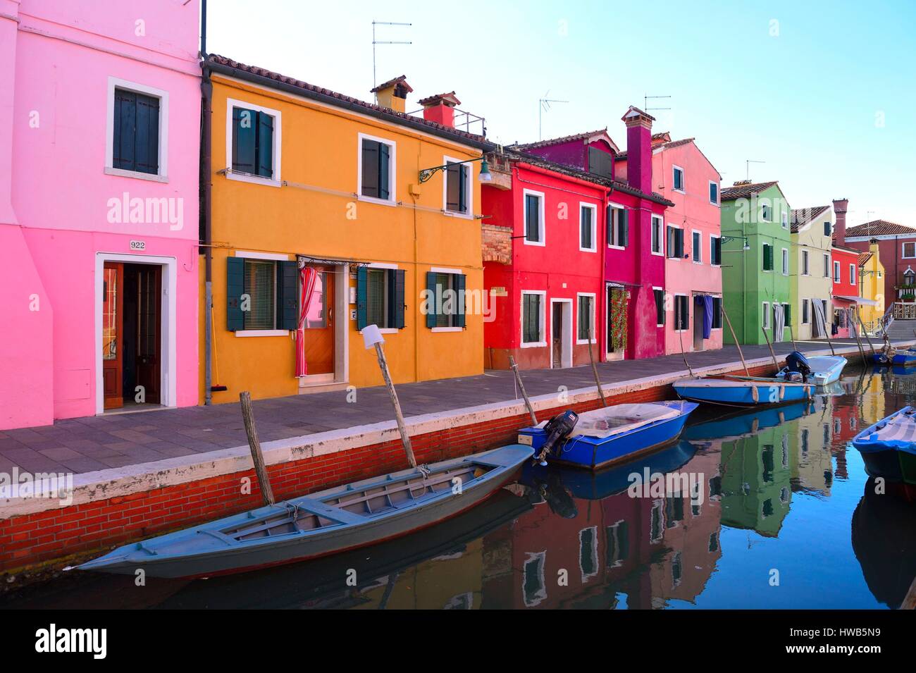 L'Italia, Veneto, Venezia, elencato come patrimonio mondiale dall UNESCO, isola di Burano, case colorate sul lungomare Foto Stock