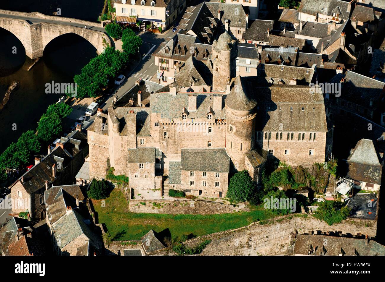 Francia, Aveyron, Estaing, elencato come Plus Beaux Villages de France (Più bei villaggi di Francia), il castello (XI, XV-XVII secolo), che domina la valle del Lot e il ponte denominato gotica del XVI secolo (vista aerea) Foto Stock