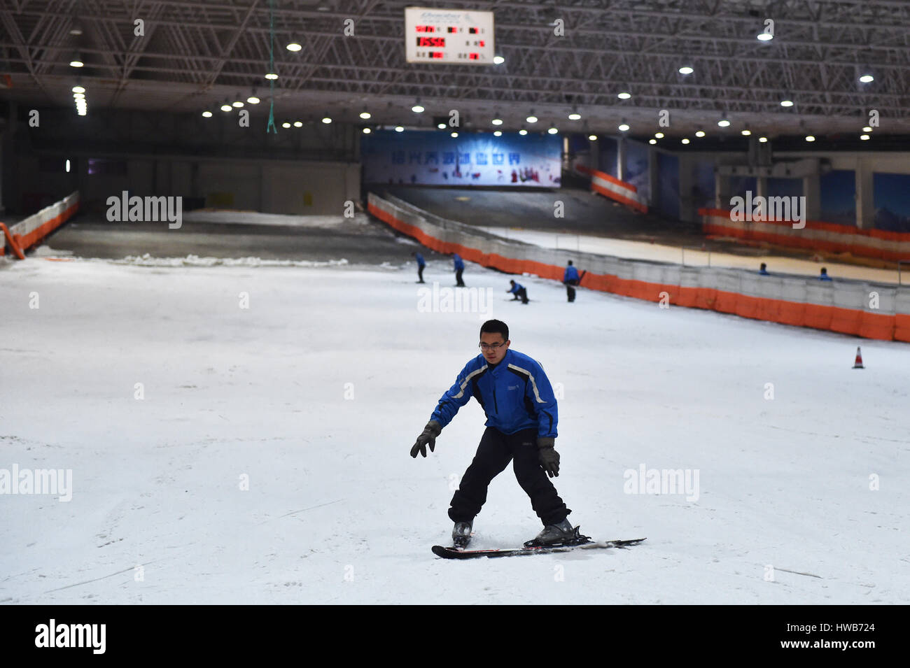 (170319) -- HANGZHOU, Marzo 19, 2017 (Xinhua) -- Foto scattata il 7 marzo 2017 mostra un turista cieli di Qianbo ed al Mondo del Ghiaccio e della neve in Hangzhou, est della Cina di Provincia dello Zhejiang. I 30.000 metri quadrati edificio inaugurato nel settembre 2009, tra cui area gioco per bambini, elementare ski run e intermedio ski run. L'indoor sci corte mantenuta a meno 3 grado centigrado anche in estate per essere applicato con advanced snowmarkers e sistema di refrigerazione. Qianbo ed al Mondo del Ghiaccio e della neve alloggiati 120.000 a 130.000 turisti ogni anno. In un eco della Cina le ambizioni predominanti per incoraggiare 300 mil Foto Stock