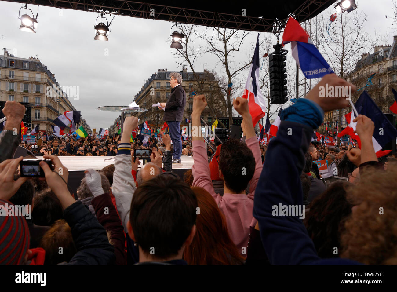 Parigi, Francia. Il 18 marzo, 2017. Jean Luc Melenchon, candidato presidenziale parla all'arrivo del corteo per il 6° Repubblica sul podio di Place de la République a Parigi, Francia. Credito: Bernard Menigault/Alamy Live News Foto Stock