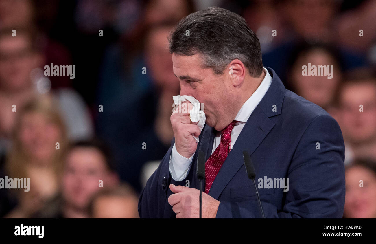 Berlino, Germania. Xix Mar, 2017. Sigmar GABRIEL, presidente uscente del DOCUP cancella bloccato il suo passaggio nasale al federale speciale conferenza di partito a Berlino, Germania, 19 marzo 2017. In questa domenica vedrà il DOCUP votare per Martin Schulz come il loro nuovo leader. Foto: Michael Kappeler/dpa/Alamy Live News Foto Stock