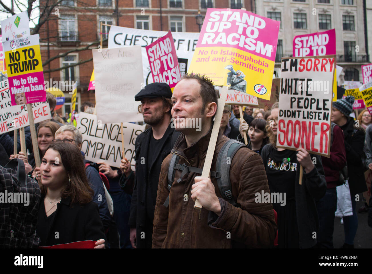 Londra, Regno Unito. Il 18 marzo, 2017. Stand Up al razzismo nel rally di Londra, Regno Unito. Protesta contro Trump, Brexit, il razzismo e l'islamofobia ect. Credito: Matteo Appleyard/Alamy Live News Foto Stock
