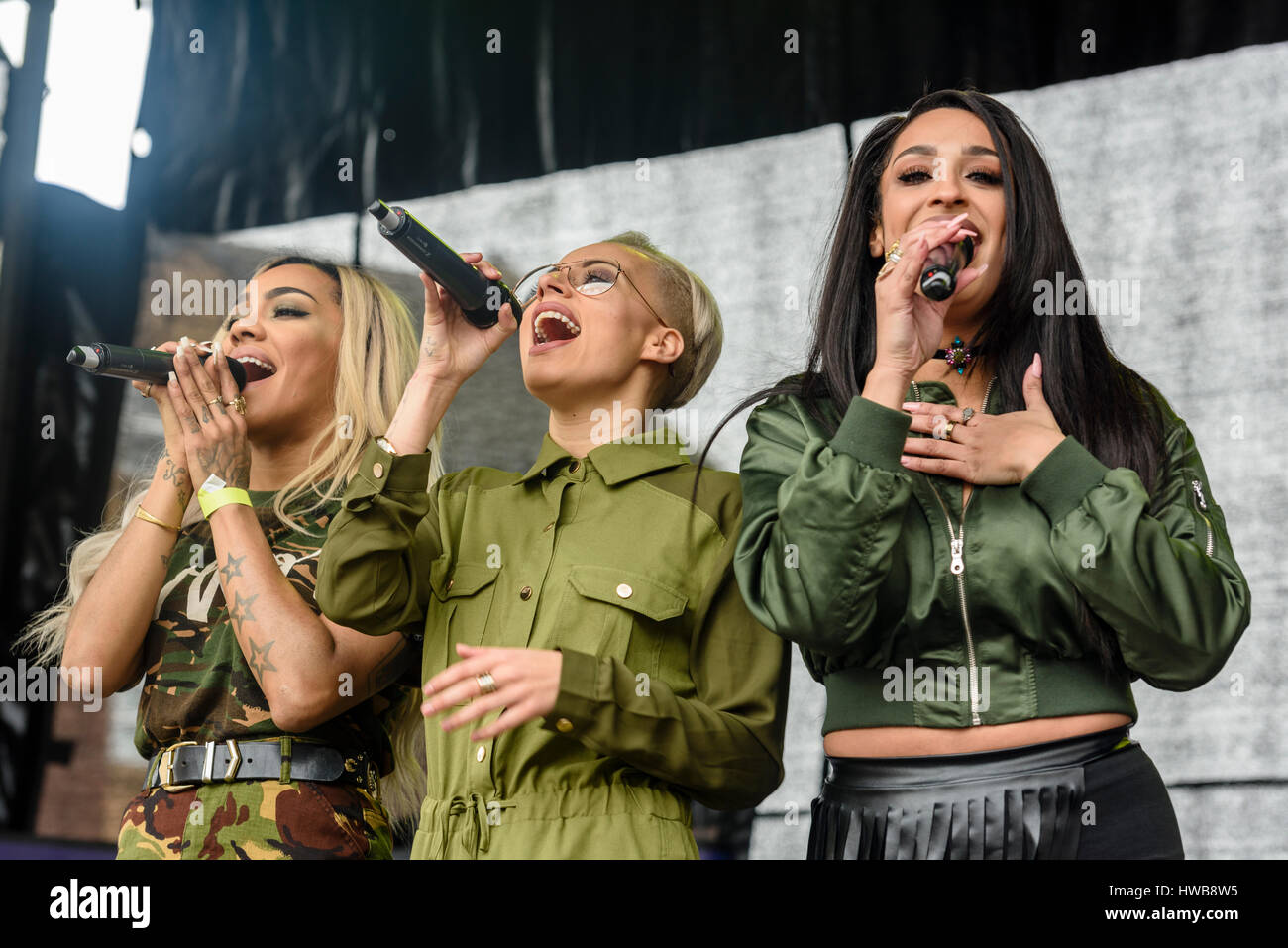 Belfast, Irlanda del Nord. 17 mar 2017 - London Girl Band "tooshe' gioca concerto per il giorno di San Patrizio. Foto Stock