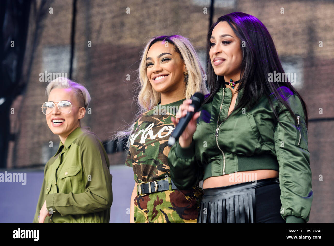 Belfast, Irlanda del Nord. 17 mar 2017 - London Girl Band "tooshe' gioca concerto per il giorno di San Patrizio. Foto Stock