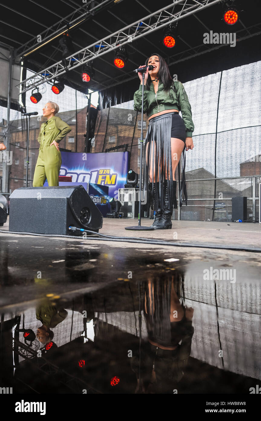 Belfast, Irlanda del Nord. 17 mar 2017 - London Girl Band "tooshe' gioca concerto per il giorno di San Patrizio. Foto Stock