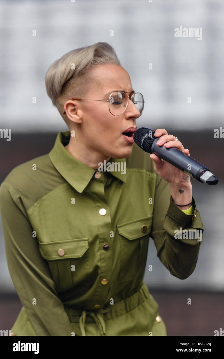 Belfast, Irlanda del Nord. 17 mar 2017 - Courtney Rumbold dal London Girl Band "tooshe' come giocano concerto per il giorno di San Patrizio. Foto Stock