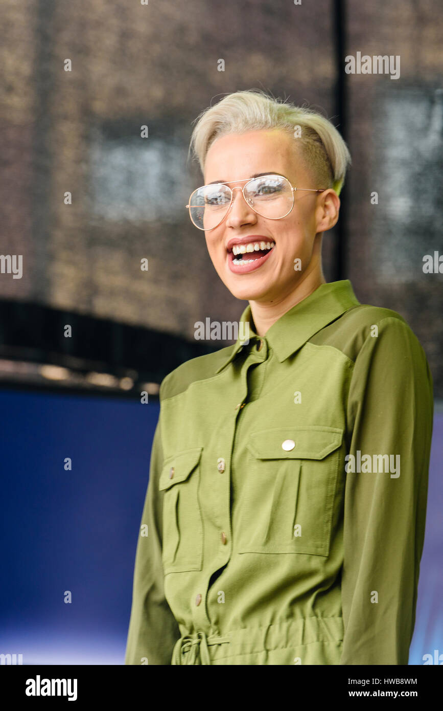 Belfast, Irlanda del Nord. 17 mar 2017 - Courtney Rumbold dal London Girl Band "tooshe' come giocano concerto per il giorno di San Patrizio. Foto Stock