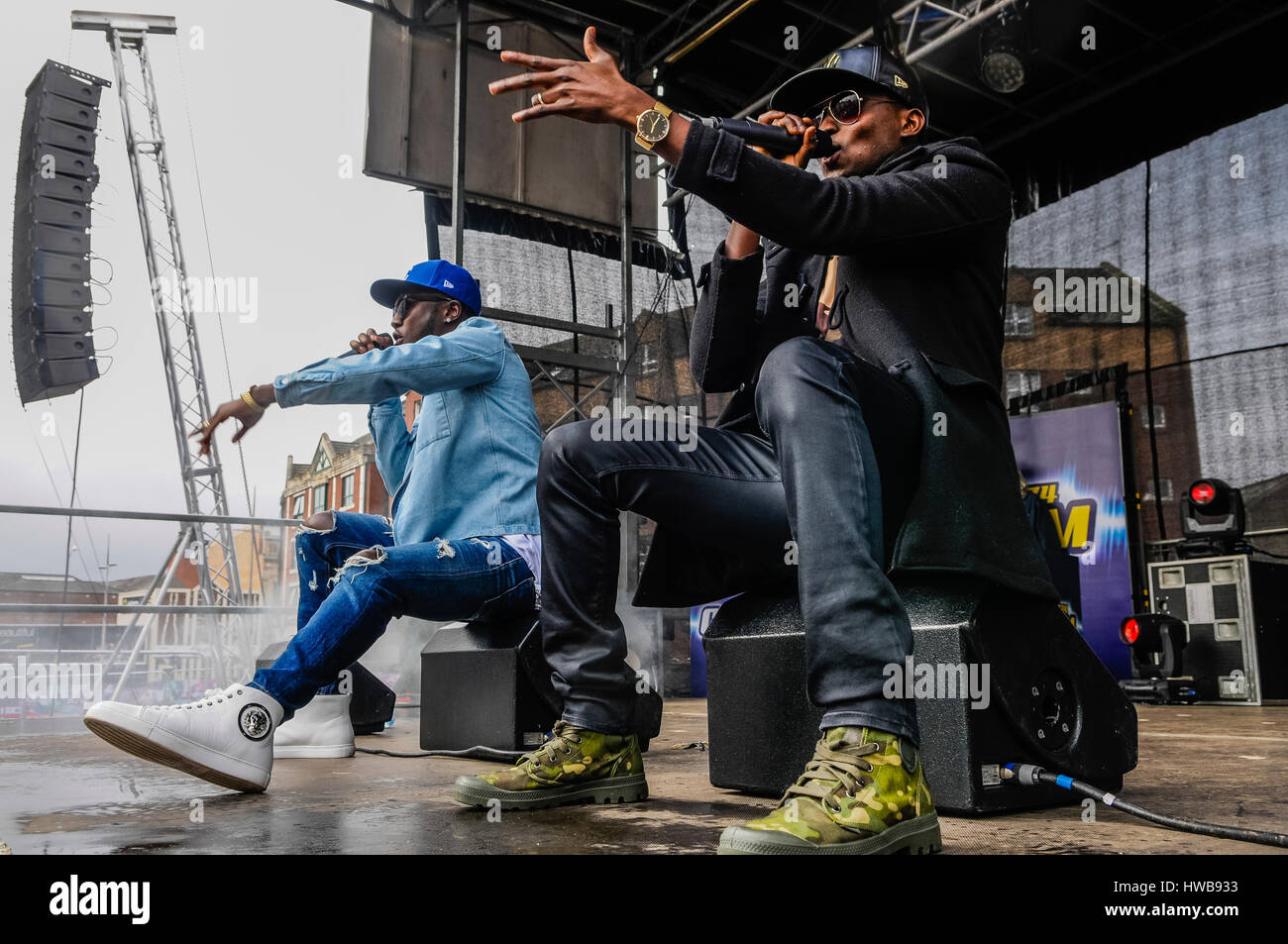 Belfast, Irlanda del Nord. 17 mar 2017 - Reggie N Bollie giocare concerto per il giorno di San Patrizio - Foto Stock