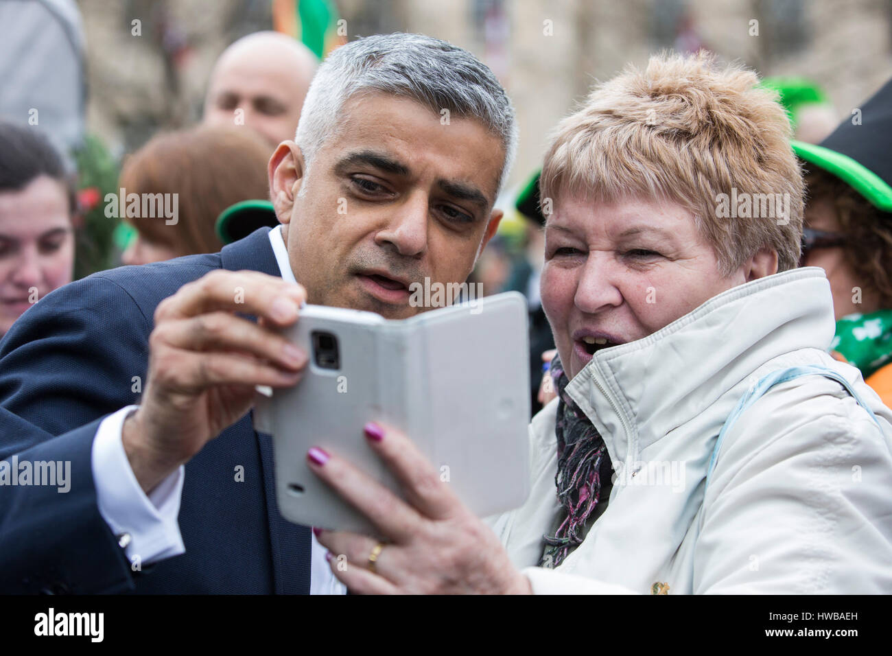 Londra, Regno Unito. Il 19 marzo 2017. Il sindaco di Londra Sadiq Khan ha fatto selfies in Trafalgar Square. Londra celebra il giorno di San Patrizio con una sfilata e un festival. © Immagini vibranti/Alamy Live News Foto Stock