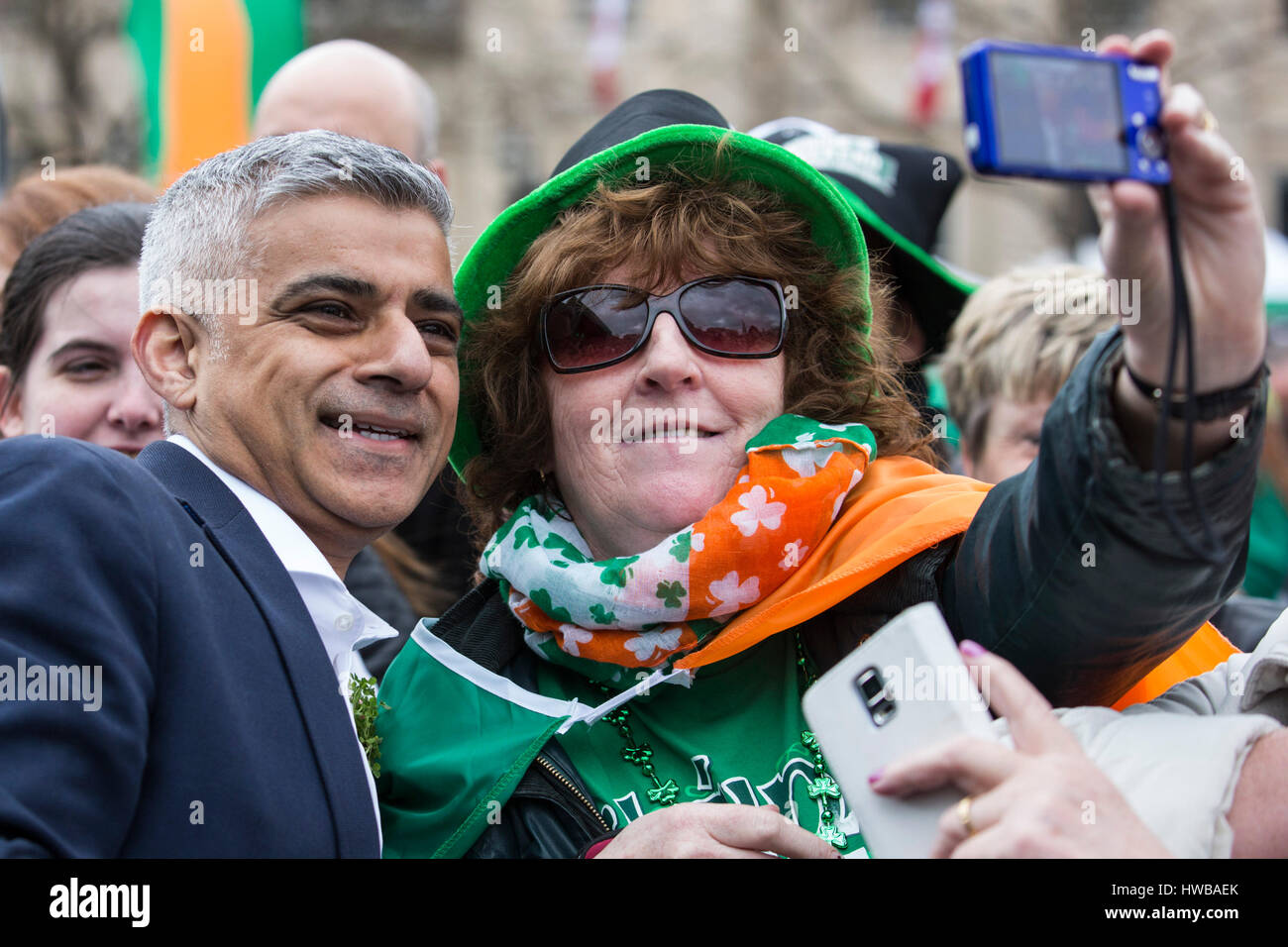 Londra, Regno Unito. Il 19 marzo 2017. Il sindaco di Londra Sadiq Khan ha fatto selfies in Trafalgar Square. Londra celebra il giorno di San Patrizio con una sfilata e un festival. © Immagini vibranti/Alamy Live News Foto Stock