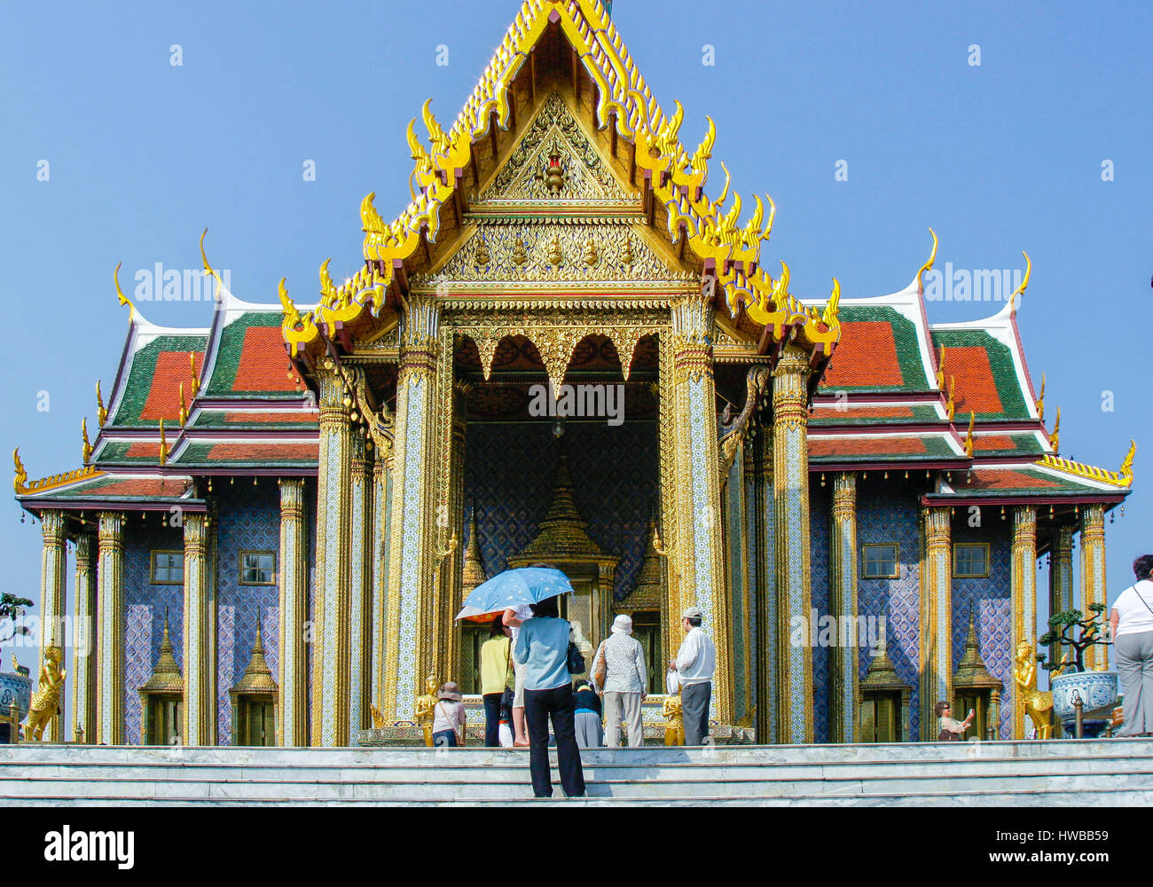 Bangkok, Tailandia. Xiv Nov, 2006. Per i motivi del Grand Palace complesso in Bangkok, è la cappella centrale (ubosoth) del Tempio del Buddha di Smeraldo (Wat Phra Kaew) con la statua del Buddha di Smeraldo alloggiato all'interno. La maggior parte sacra struttura nel Regno, è diventata una destinazione preferita per i turisti e la Thai i cittadini. Credito: Arnold Drapkin/ZUMA filo/Alamy Live News Foto Stock