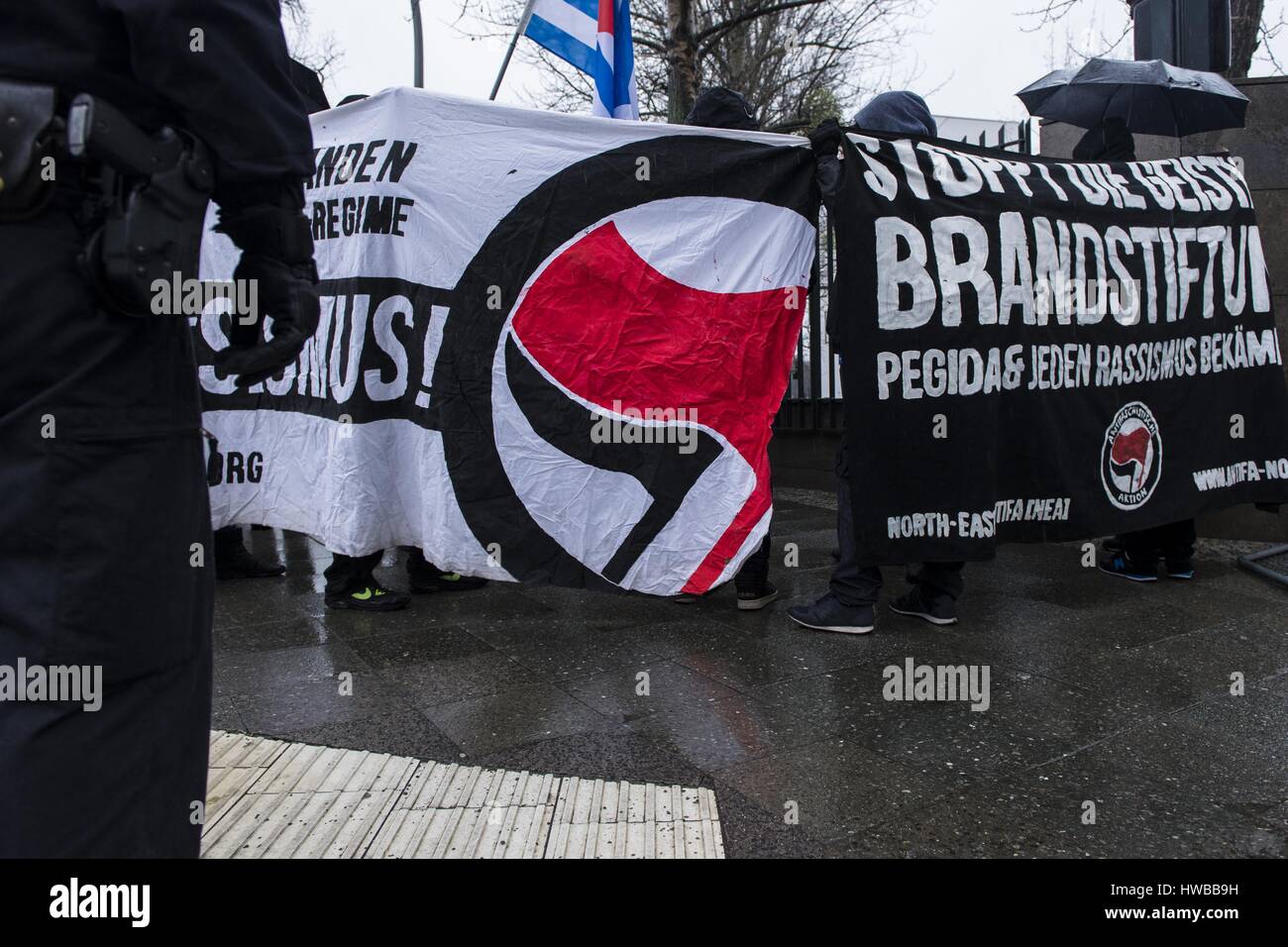 Berlin, Berlin, Germania. Xviii Mar, 2017. Di sinistra dei manifestanti di fronte alla strada di accesso del Maritime Hotel dove il 'Deutschland im Fadenkreuz' (lit. " La Repubblica federale di Germania nel mirino") convenzione avviene organizzato dall'alternativa per la Germania (tedesco: alternativa fÃ¼r Deutschland, AfD), una destra populista e euroscettico partito politico in Germania. Credito: Jan Scheunert/ZUMA filo/Alamy Live News Foto Stock