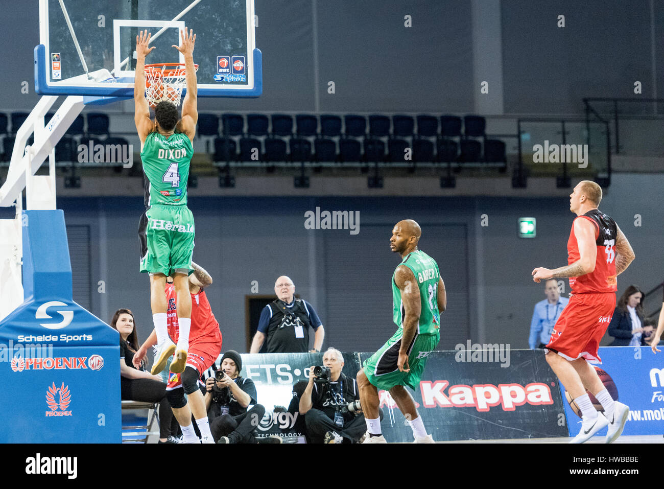 Glasgow, Regno Unito, 19 marzo 2017. Il BBL Trophy Cup finale Leicester piloti vs Plymouth Raiders detenute negli Emirati Arena, Plymouth Raiders Cory Dixon (04) rende il colpo. ©pmgimaging/Alamy Live News Foto Stock