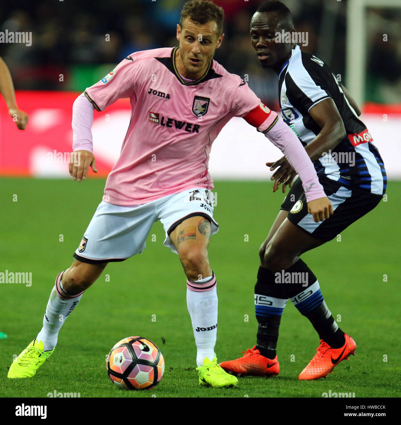 Udine Italia Xix Marzo 2017 Aeroporto Di Palermo Centrocampista Alessandro Diamanti L Vies Con L Udinese Il Centrocampista Emmanuel Agyemang Badu R Durante La Serie Di Una Partita Di Calcio Tra Udinese Calcio