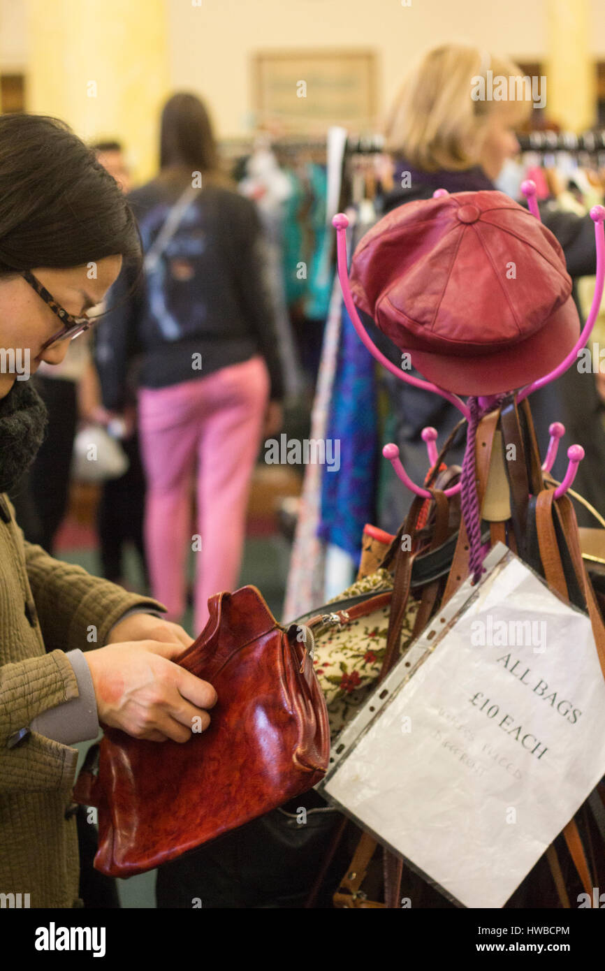 I clienti gli elementi di navigazione per la vendita a Cardiff's Vintage Fair al Municipio di Cardiff, nel Galles del Sud. 19.03.17 @LouLousVintageFair Foto Stock