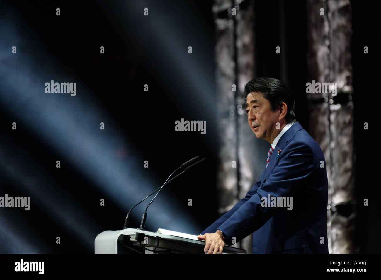 Hannover, Germania. Xix Mar, 2017. Primo Ministro giapponese Shinzo Abe nel suo discorso di apertura del CeBIT di Hannover, Germania, 19 marzo 2017. Il Giappone è il paese partner del 2017 CeBIT. Foto: Peter Steffen/dpa/Alamy Live News Foto Stock