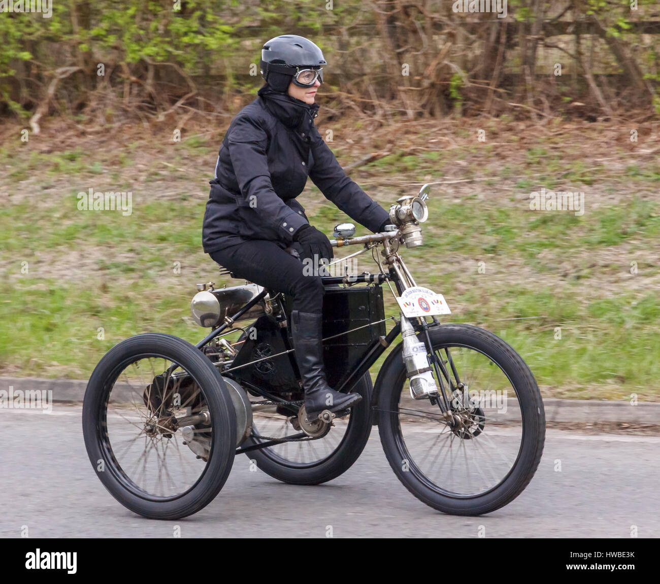 Brighton, East Sussex, Regno Unito. Xix marzo, 2017. Caroline Sibley, uno dei tanti piloti provenienti da tutto il mondo che si sono riuniti per prendere parte alla 78Sunbeam Motor Cycle Club, Epsom a Brighton Pioneer veterano ciclo motore di esecuzione. Tutte le macchine di questo evento annuale sono oltre cento anni. Questo sponsorizzato incontro conclude al Brighton Seafront con presentazioni da parte del Sindaco della città di Brighton & Hove e il Sindaco di Epsom & Ewell. Credito: Alan Fraser/Alamy Foto Stock