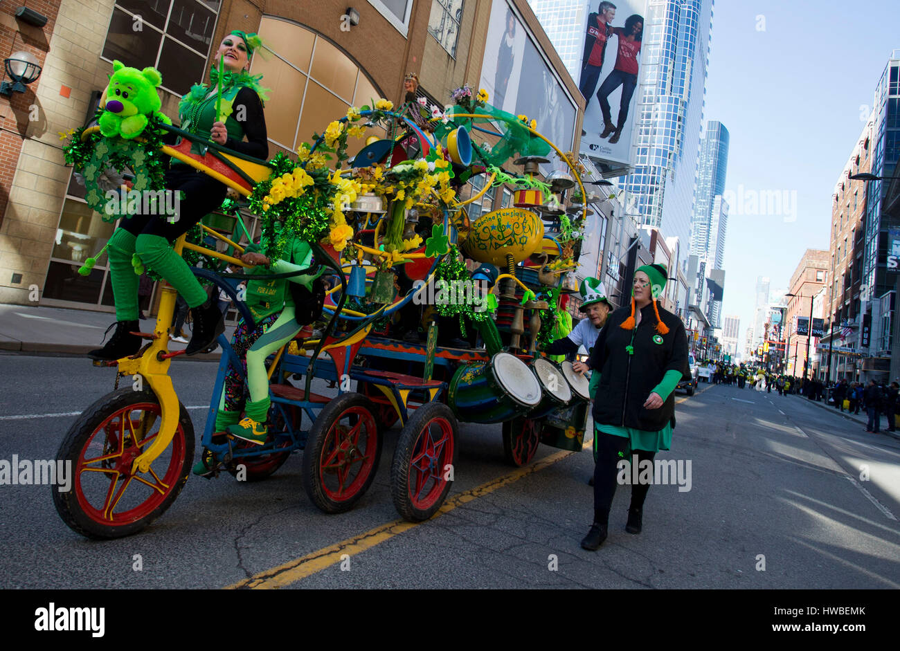 Toronto, Canada. Xix Mar, 2017. Un galleggiante è visto durante il 2017 Toronto il giorno di San Patrizio Parade di Toronto, Canada, 19 marzo 2017. Ha dato dei calci a fuori la domenica, l'annuale e tradizionale evento attirano centinaia di migliaia di persone per festeggiare l'Irlanda la storia, la cultura e il patrimonio culturale attraverso il divertimento. Credito: Zou Zheng/Xinhua/Alamy Live News Foto Stock