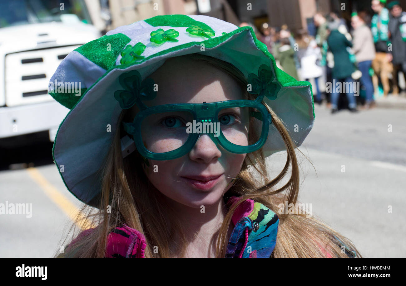 Toronto, Canada. Xix Mar, 2017. Un vestito reveller pone per le foto durante il 2017 Toronto il giorno di San Patrizio Parade di Toronto, Canada, 19 marzo 2017. Ha dato dei calci a fuori la domenica, l'annuale e tradizionale evento attirano centinaia di migliaia di persone per festeggiare l'Irlanda la storia, la cultura e il patrimonio culturale attraverso il divertimento. Credito: Zou Zheng/Xinhua/Alamy Live News Foto Stock