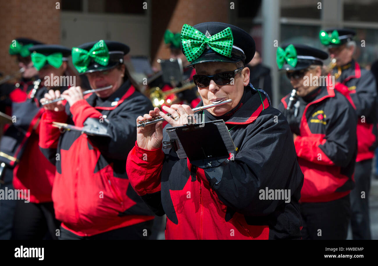 Toronto, Canada. Xix Mar, 2017. I membri di una banda di eseguire durante il 2017 Toronto il giorno di San Patrizio Parade di Toronto, Canada, 19 marzo 2017. Ha dato dei calci a fuori la domenica, l'annuale e tradizionale evento attirano centinaia di migliaia di persone per festeggiare l'Irlanda la storia, la cultura e il patrimonio culturale attraverso il divertimento. Credito: Zou Zheng/Xinhua/Alamy Live News Foto Stock