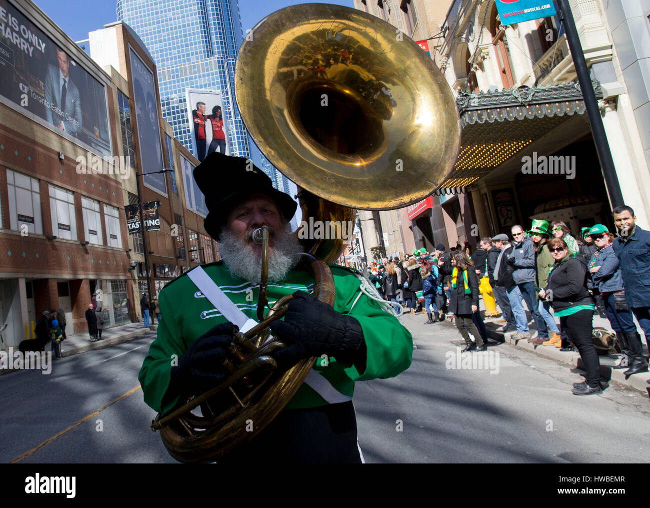 Toronto, Canada. Xix Mar, 2017. Un uomo in verde compie durante il 2017 Toronto il giorno di San Patrizio Parade di Toronto, Canada, 19 marzo 2017. Ha dato dei calci a fuori la domenica, l'annuale e tradizionale evento attirano centinaia di migliaia di persone per festeggiare l'Irlanda la storia, la cultura e il patrimonio culturale attraverso il divertimento. Credito: Zou Zheng/Xinhua/Alamy Live News Foto Stock