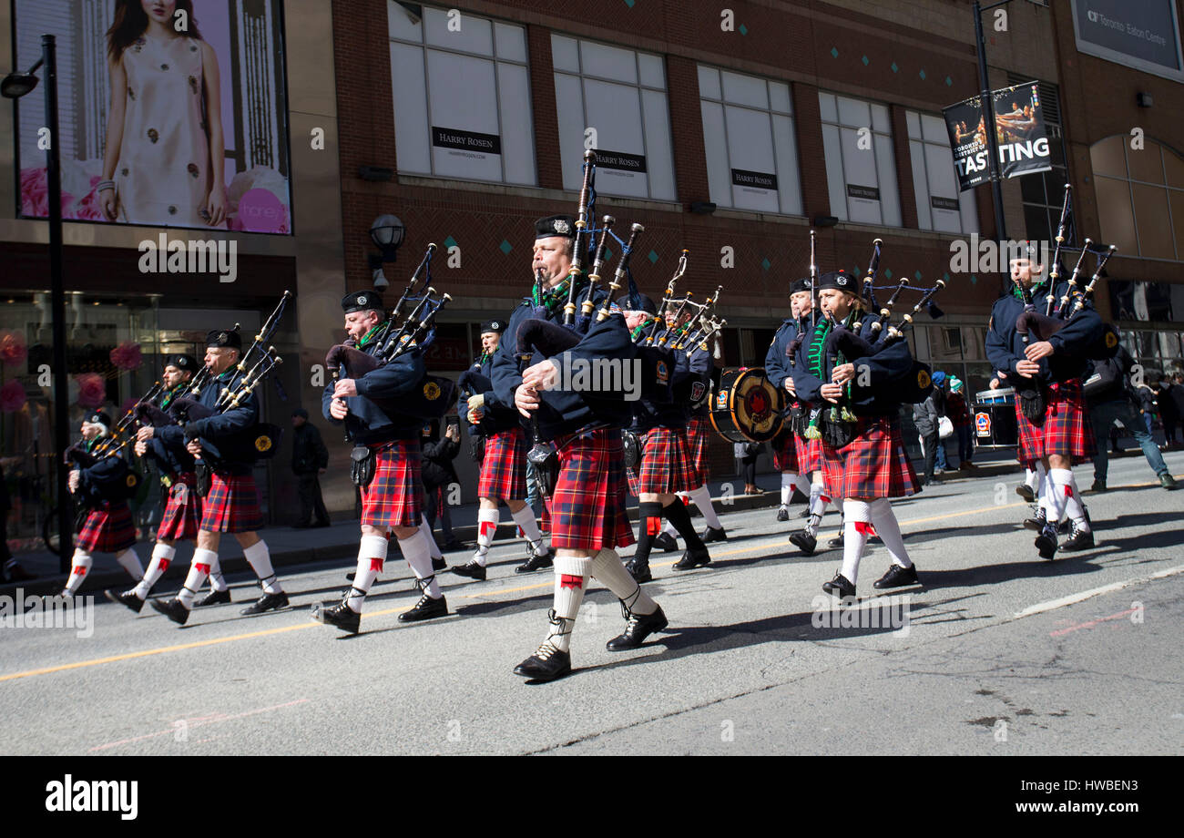 Toronto, Canada. Xix Mar, 2017. I membri di una banda di eseguire durante il 2017 Toronto il giorno di San Patrizio Parade di Toronto, Canada, 19 marzo 2017. Ha dato dei calci a fuori la domenica, l'annuale e tradizionale evento attirano centinaia di migliaia di persone per festeggiare l'Irlanda la storia, la cultura e il patrimonio culturale attraverso il divertimento. Credito: Zou Zheng/Xinhua/Alamy Live News Foto Stock