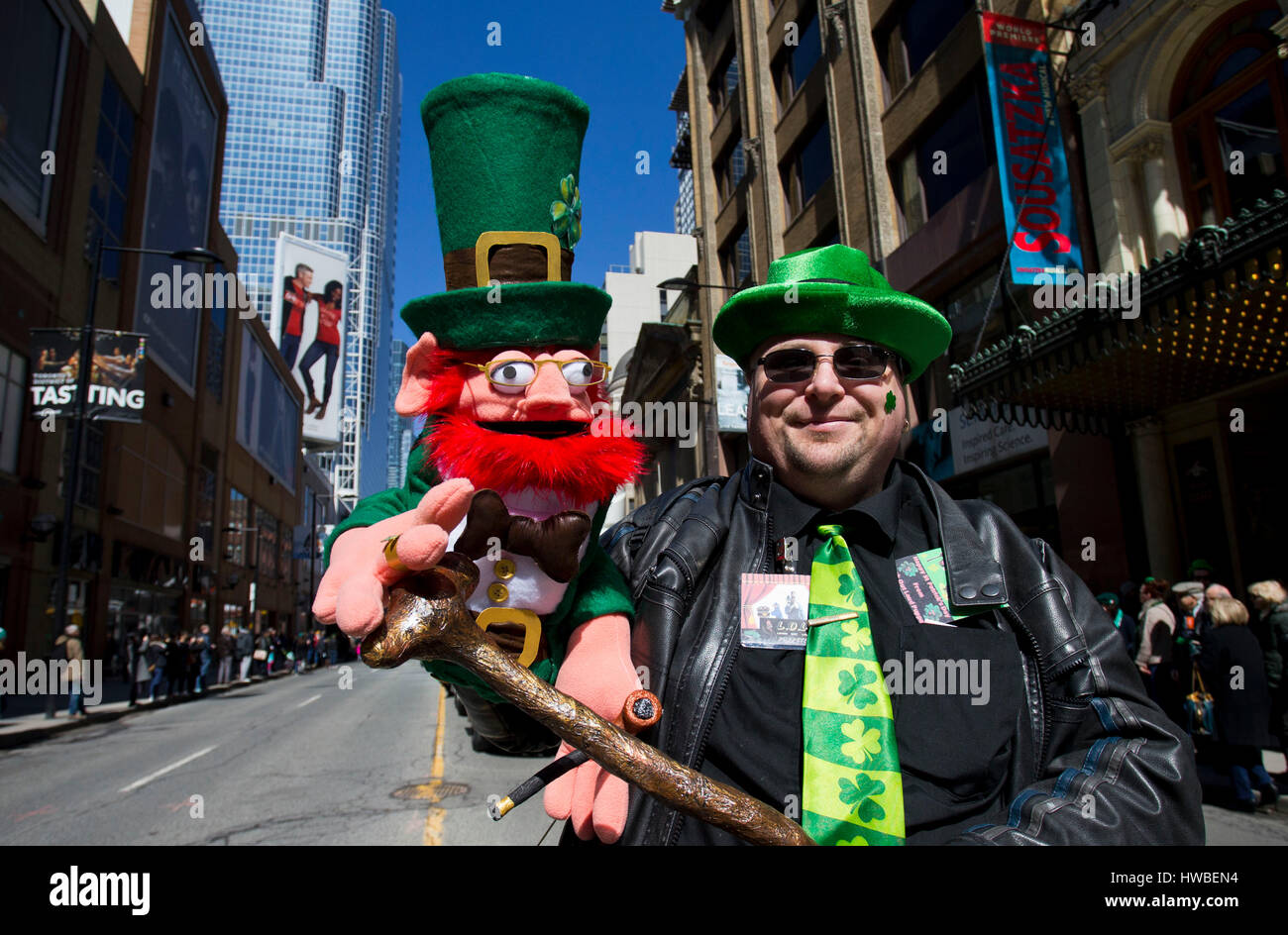 Toronto, Canada. Xix Mar, 2017. Un vestito reveller prende parte al 2017 Toronto il giorno di San Patrizio Parade di Toronto, Canada, 19 marzo 2017. Ha dato dei calci a fuori la domenica, l'annuale e tradizionale evento attirano centinaia di migliaia di persone per festeggiare l'Irlanda la storia, la cultura e il patrimonio culturale attraverso il divertimento. Credito: Zou Zheng/Xinhua/Alamy Live News Foto Stock