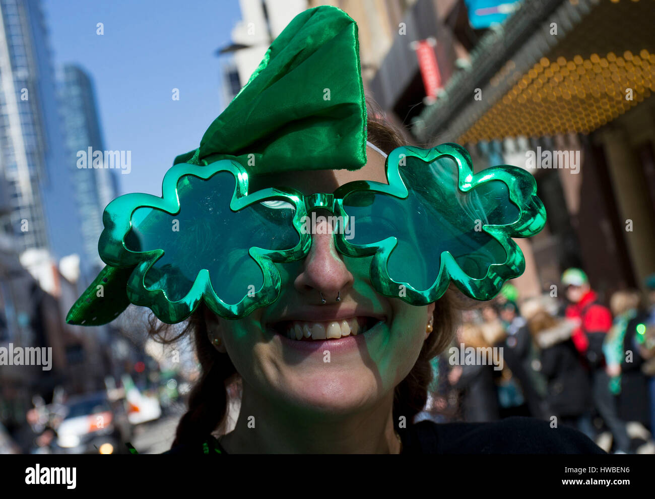 Toronto, Canada. Xix Mar, 2017. Un vestito reveller prende parte al 2017 Toronto il giorno di San Patrizio Parade di Toronto, Canada, 19 marzo 2017. Ha dato dei calci a fuori la domenica, l'annuale e tradizionale evento attirano centinaia di migliaia di persone per festeggiare l'Irlanda la storia, la cultura e il patrimonio culturale attraverso il divertimento. Credito: Zou Zheng/Xinhua/Alamy Live News Foto Stock