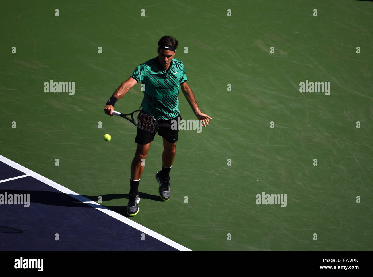 19 Marzo 2017: Roger Federer (SUI) in azione contro Stan Wawrinka (SUI) negli uomini finali durante il BNP Paribas Open a Indian Wells Tennis Garden di Indian Wells, California Giovanni verde/CSM Foto Stock