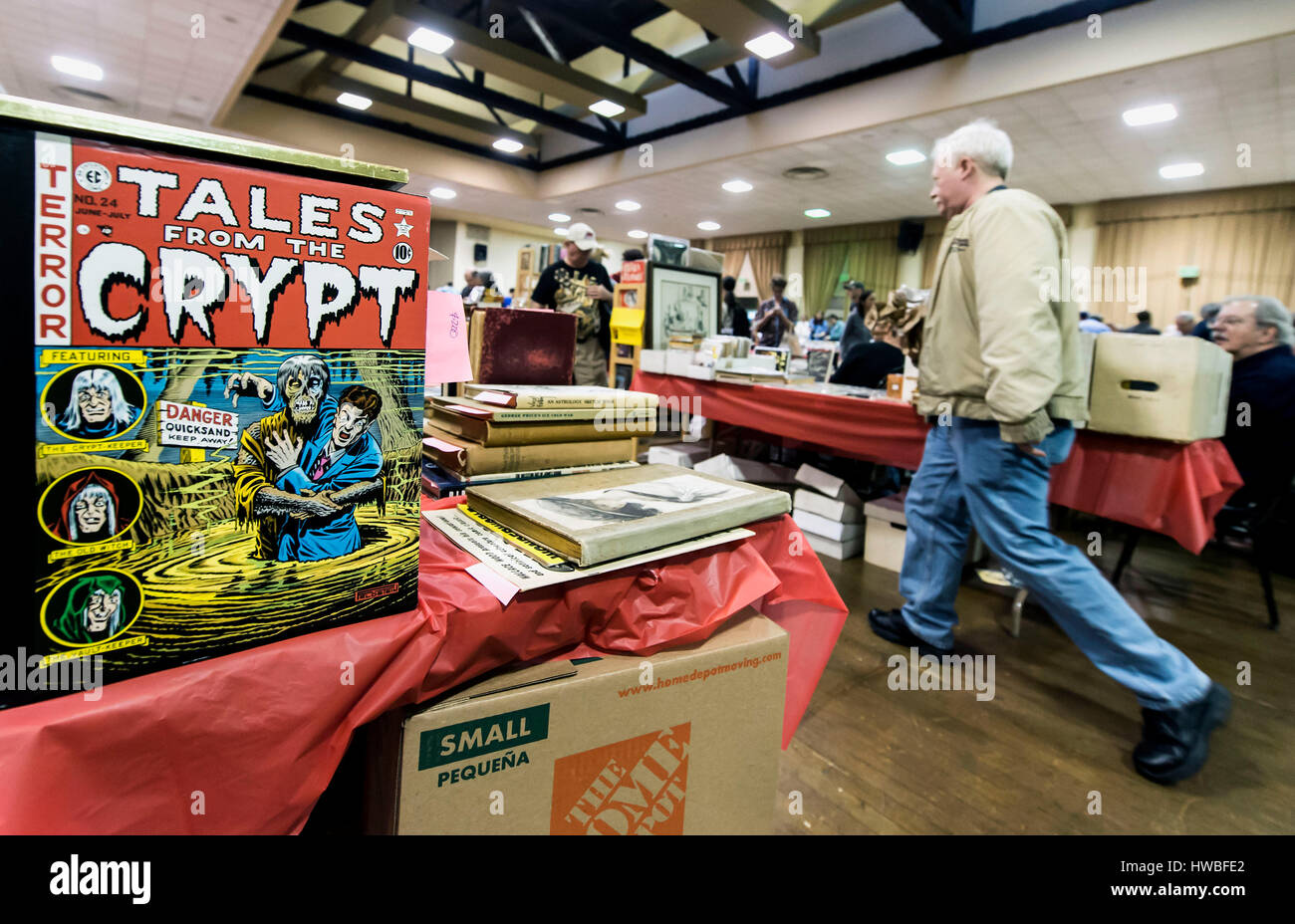 Glendale, California, Stati Uniti d'America. Xix Mar, 2017. La trentottesima annuale di Los Angeles Vintage Paperback collezionisti mostrano il più grande spettacolo del mondo nel suo genere, offre la messa in commercio di fantascienza, mistero e romanticismo, hard-boiled detective e altra pasta di legno paperback che erano popolari durante la metà e la fine del ventesimo secolo. Credito: Brian Cahn/ZUMA filo/Alamy Live News Foto Stock