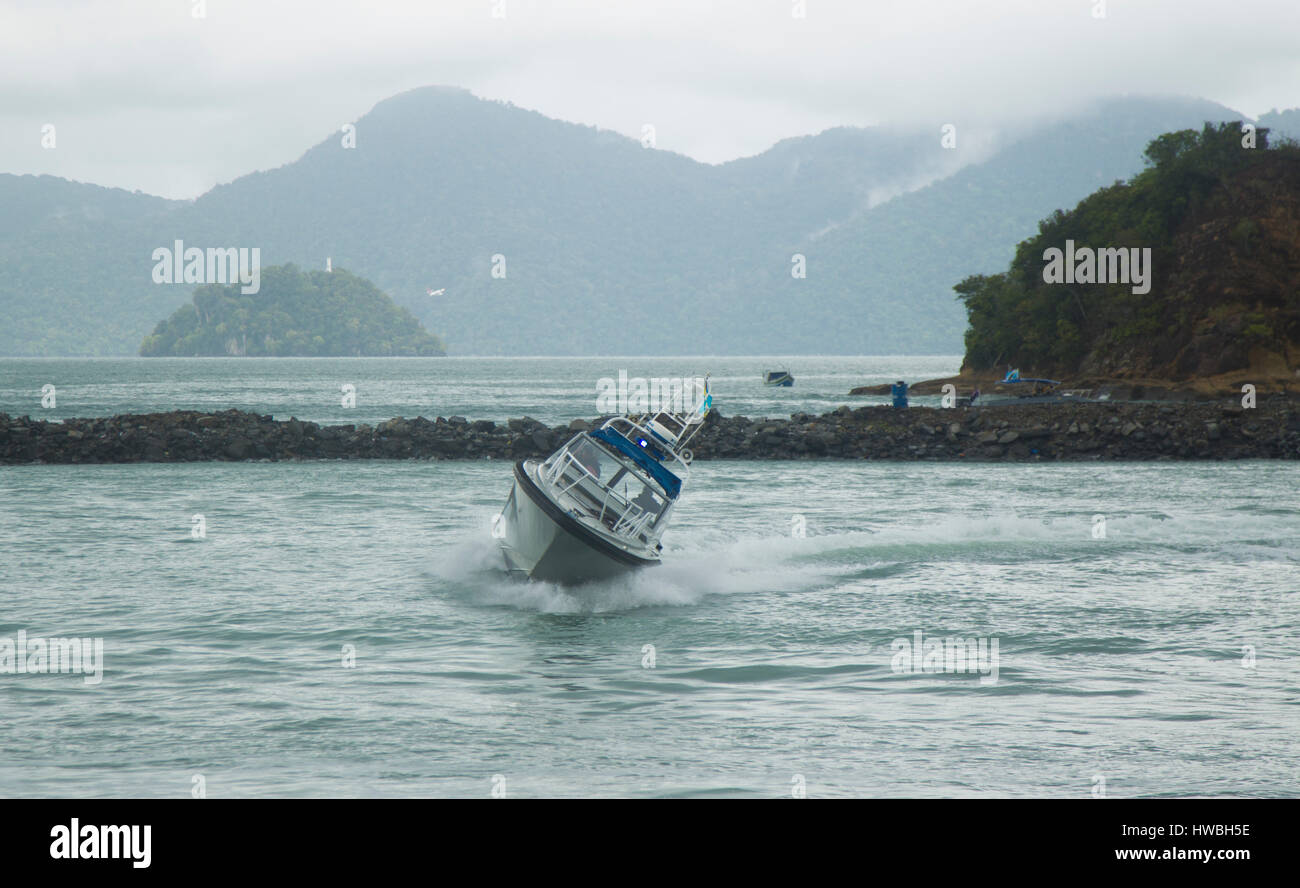 Il Langkawi, Malesia. 20 Mar, 2017. Dogana malese barca visualizza la sua manovrabilità in congiunzione con lima Expo Credito: Chung Jin Mac/Alamy Live News Foto Stock
