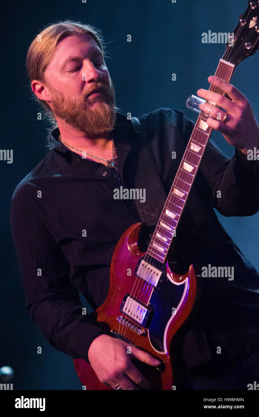 Milano, Italia. Xix Mar, 2017. L'Americano blues rock gruppo TEDESCHI TRUCKS band suona dal vivo sul palco all'Alcatraz durante il "Mi permetta di ottenere dal tour europeo 2017' Credit: Rodolfo Sassano/Alamy Live News Foto Stock