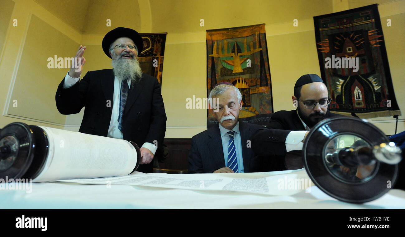 Due Torah scrolls che sono state memorizzate nella Sinagoga Vecchia-Nuova a Praga Repubblica Ceca, Marzo 19, 2017 sono state le prime nuove pergamene che di Praga la comunità ebraica ha avuto fin dagli anni trenta. Le chiocciole sono state scritte a mano da un sofer, ebraica scribe Daniel Khalamish da Israele. L'ultimo 30 lettere delle chiocciole sono stati simbolicamente scritto da sponsor dalla comunità e rabbini il 19 marzo sotto la sofer la supervisione. La Torah, o i primi cinque libri della Bibbia ebraica che i cristiani chiedono il Vecchio Testamento è il testo di base del giudaismo. (CTK foto/Ondrej Deml) Foto Stock