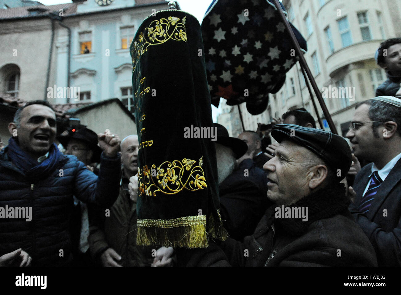 Due Torah scrolls che sono state memorizzate nella Sinagoga Vecchia-Nuova a Praga Repubblica Ceca, Marzo 19, 2017 sono state le prime nuove pergamene che di Praga la comunità ebraica ha avuto fin dagli anni trenta. Le chiocciole sono state scritte a mano da un sofer, ebraica scribe Daniel Khalamish da Israele. L'ultimo 30 lettere delle chiocciole sono stati simbolicamente scritto da sponsor dalla comunità e rabbini il 19 marzo sotto la sofer la supervisione. La Torah, o i primi cinque libri della Bibbia ebraica che i cristiani chiedono il Vecchio Testamento è il testo di base del giudaismo. (CTK foto/Ondrej Deml) Foto Stock