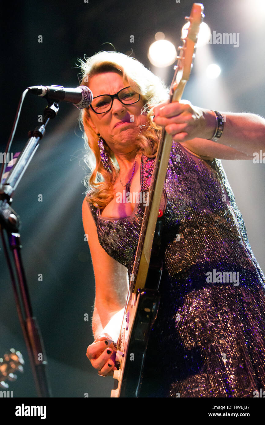 Milano, Italia. Xix Mar, 2017. L'Americano blues rock gruppo TEDESCHI TRUCKS band suona dal vivo sul palco all'Alcatraz durante il "Mi permetta di ottenere dal tour europeo 2017' Credit: Rodolfo Sassano/Alamy Live News Foto Stock