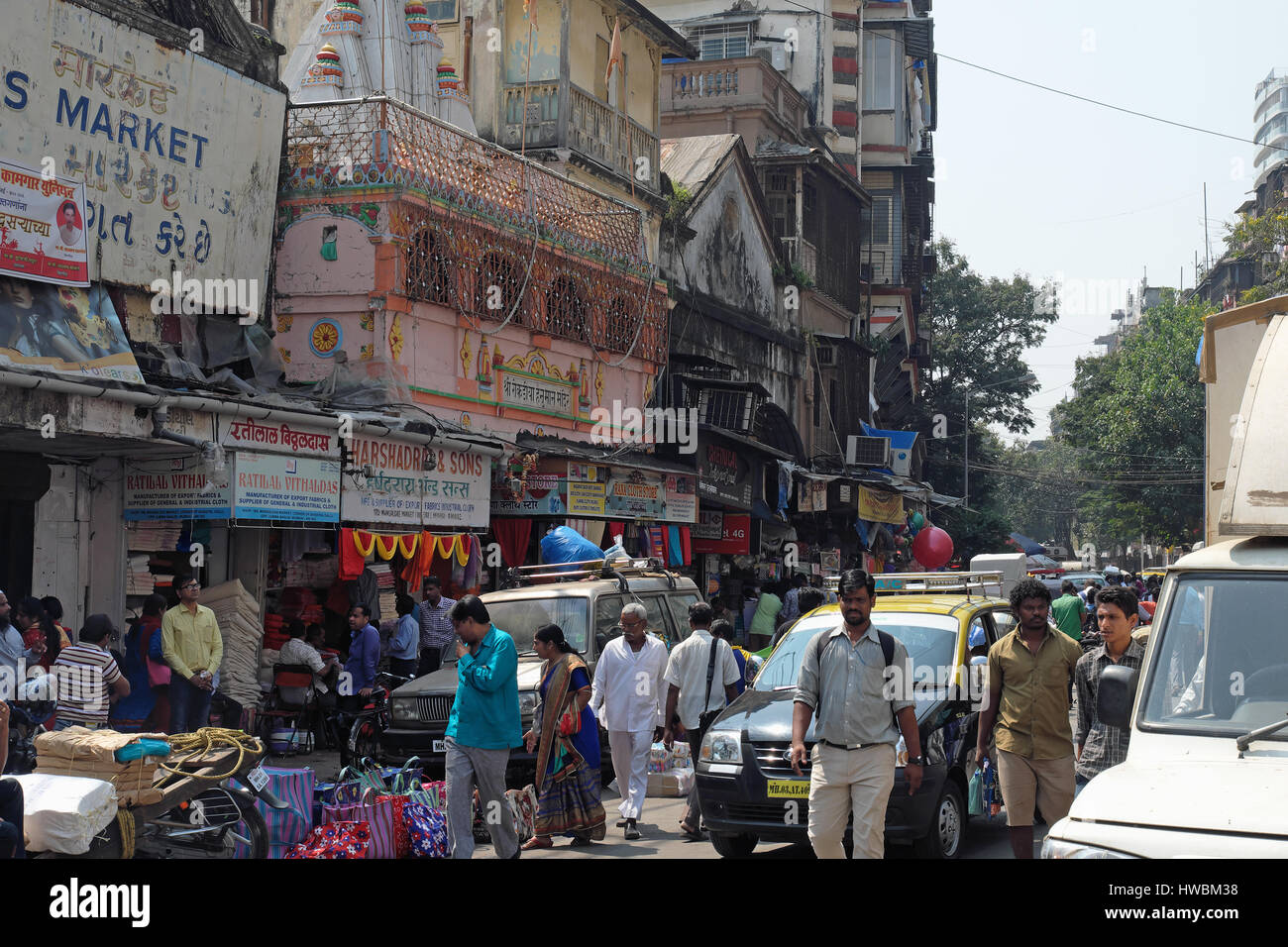 Mercato all'aperto sulla strada Janjiker nel sud di Mumbai. Il vicino mercato Mangaldas è la città principale dell'uscita di retail per tessuti e prodotti tessili Foto Stock
