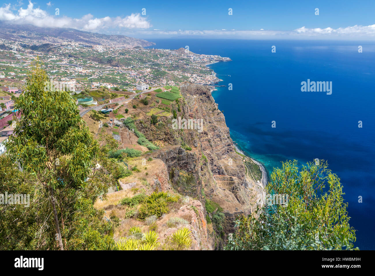 La terrazza panoramica (con pavimento in vetro) nella parte superiore del Cabo Girao cliff, Câmara de Lobos, Madeira, Portogallo. Foto Stock