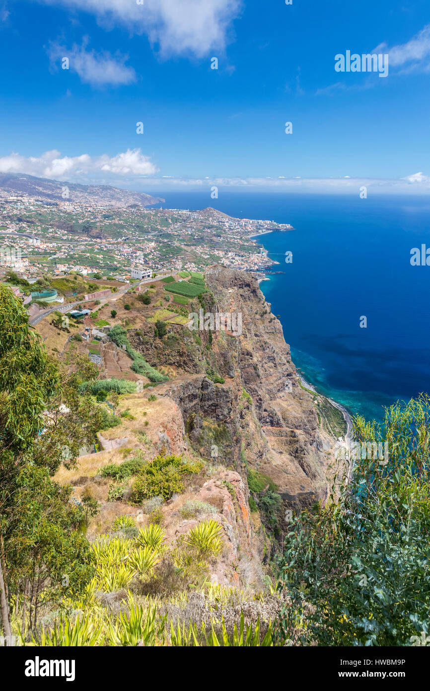 La terrazza panoramica (con pavimento in vetro) nella parte superiore del Cabo Girao cliff, Câmara de Lobos, Madeira, Portogallo. Foto Stock