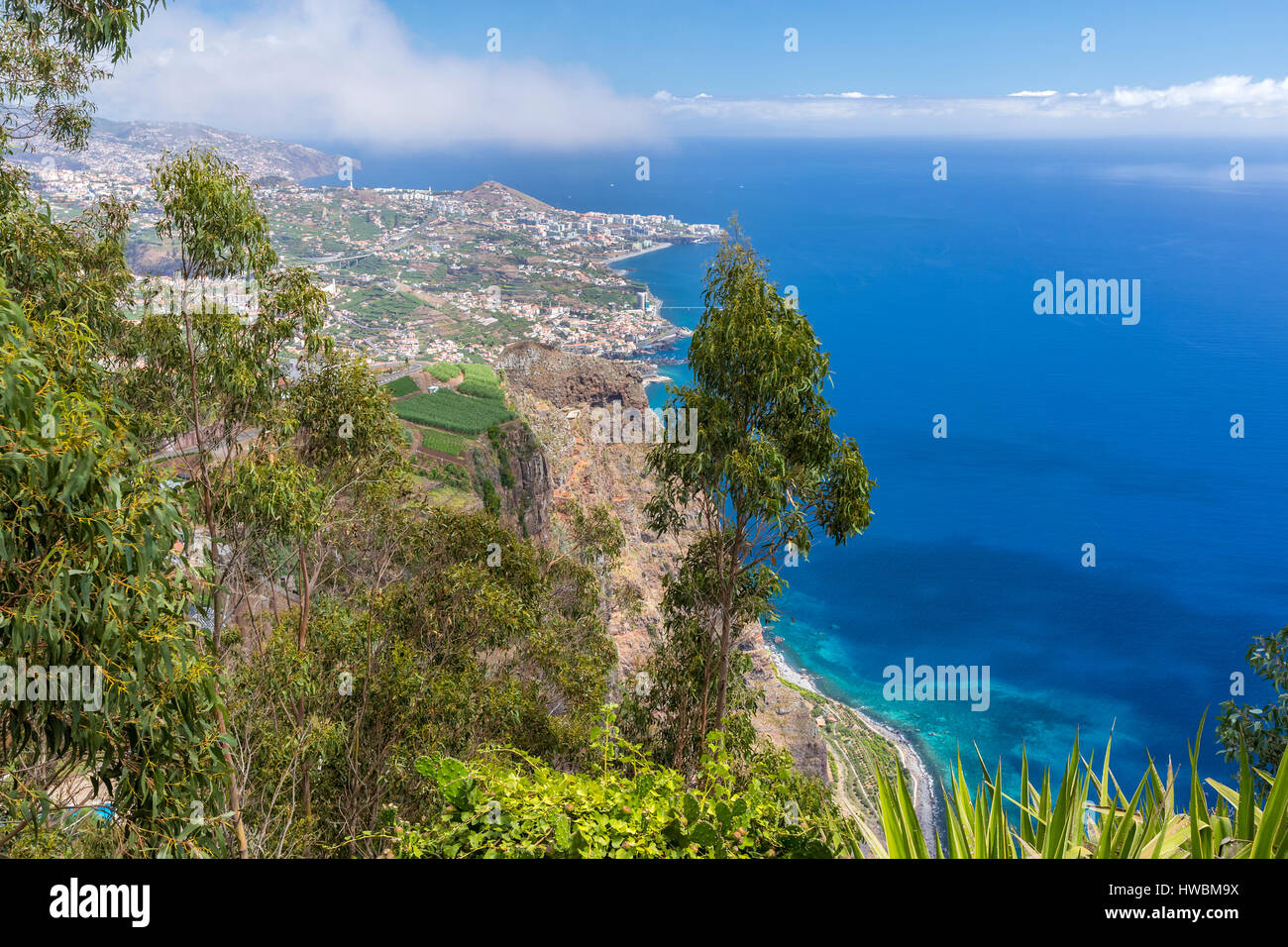 La terrazza panoramica (con pavimento in vetro) nella parte superiore del Cabo Girao cliff, Câmara de Lobos, Madeira, Portogallo. Foto Stock