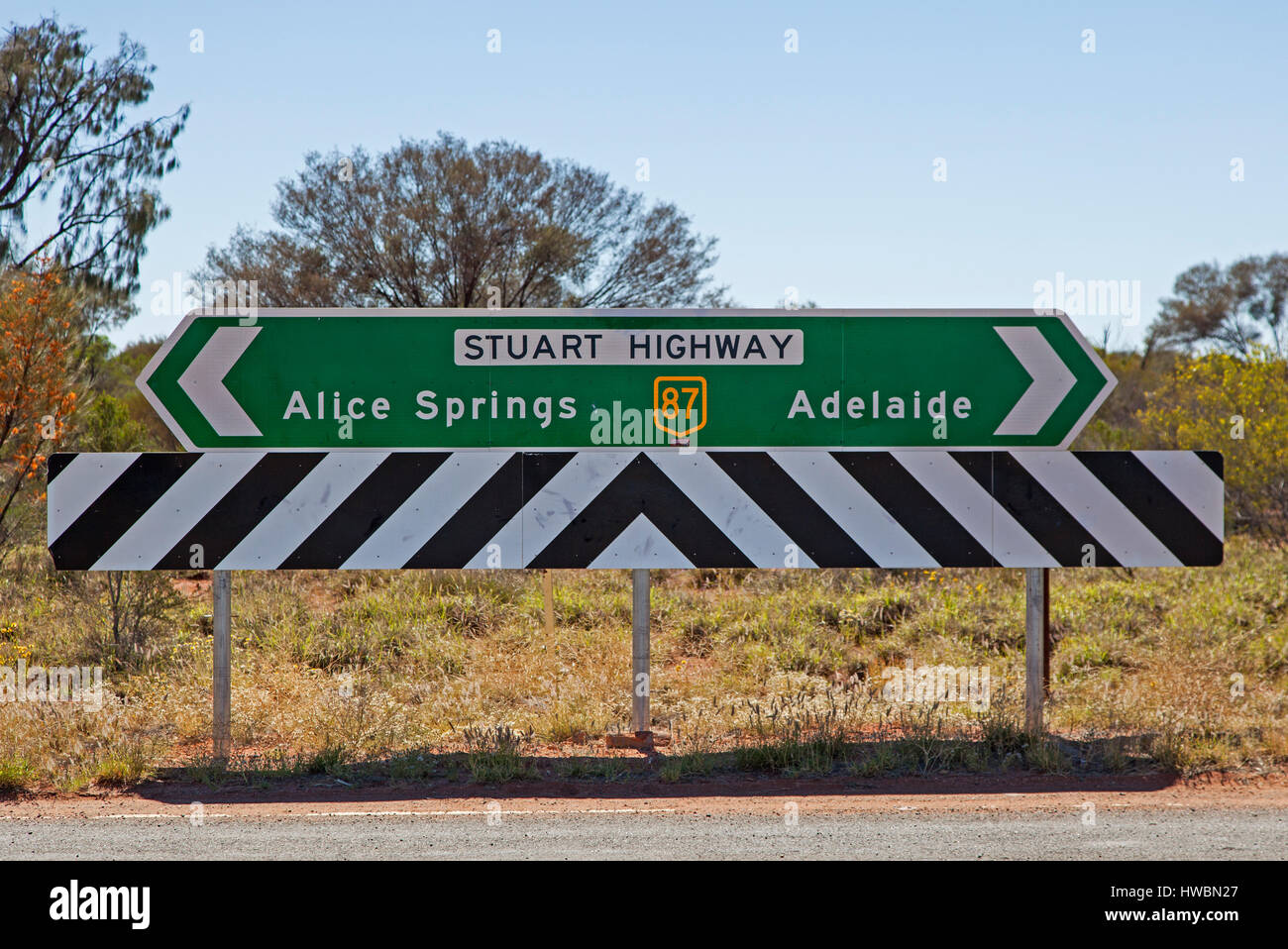 Segno di direzione presso la Lasseter Highway e Stuart Highway Crossing, Territorio del Nord, l'Australia Foto Stock