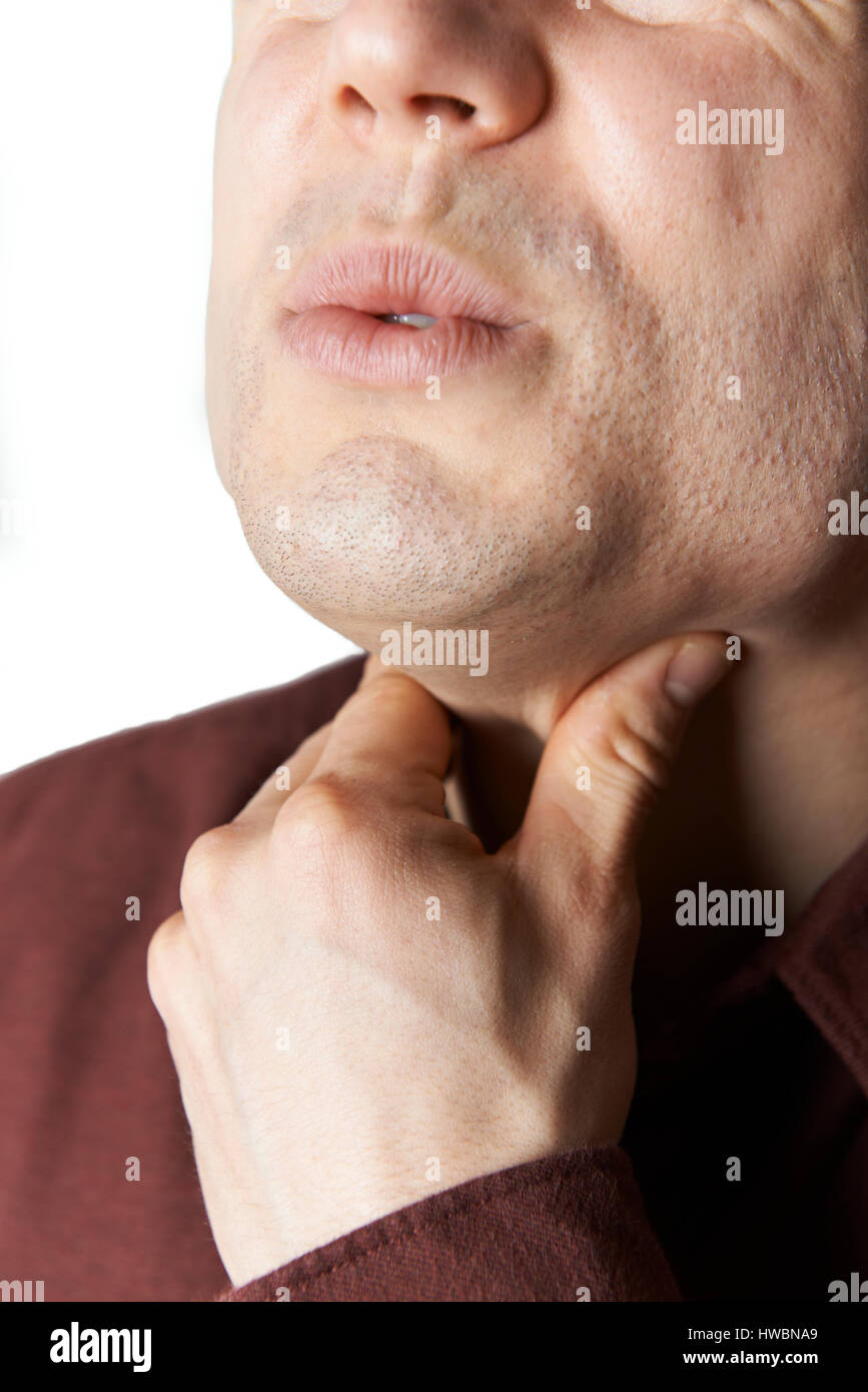 Close up Studio shot dell uomo che soffre di mal di gola Foto Stock