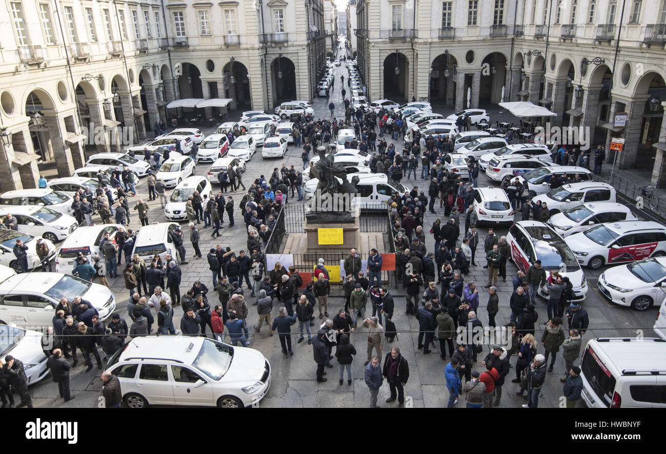 I tassisti protestano a Torino contro Uber e nuove leggi sul Palazzo Civico di Torino dove: Torino, Piemonte, Italia Quando: 16 Feb 2017 Credit: IPA/WENN.com * * disponibile solo per la pubblicazione in UK, USA, Germania, Austria, Svizzera** Foto Stock