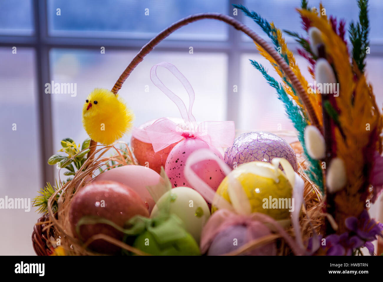 Cestello di colorate uova di Pasqua, il fuoco selettivo immagine Foto Stock