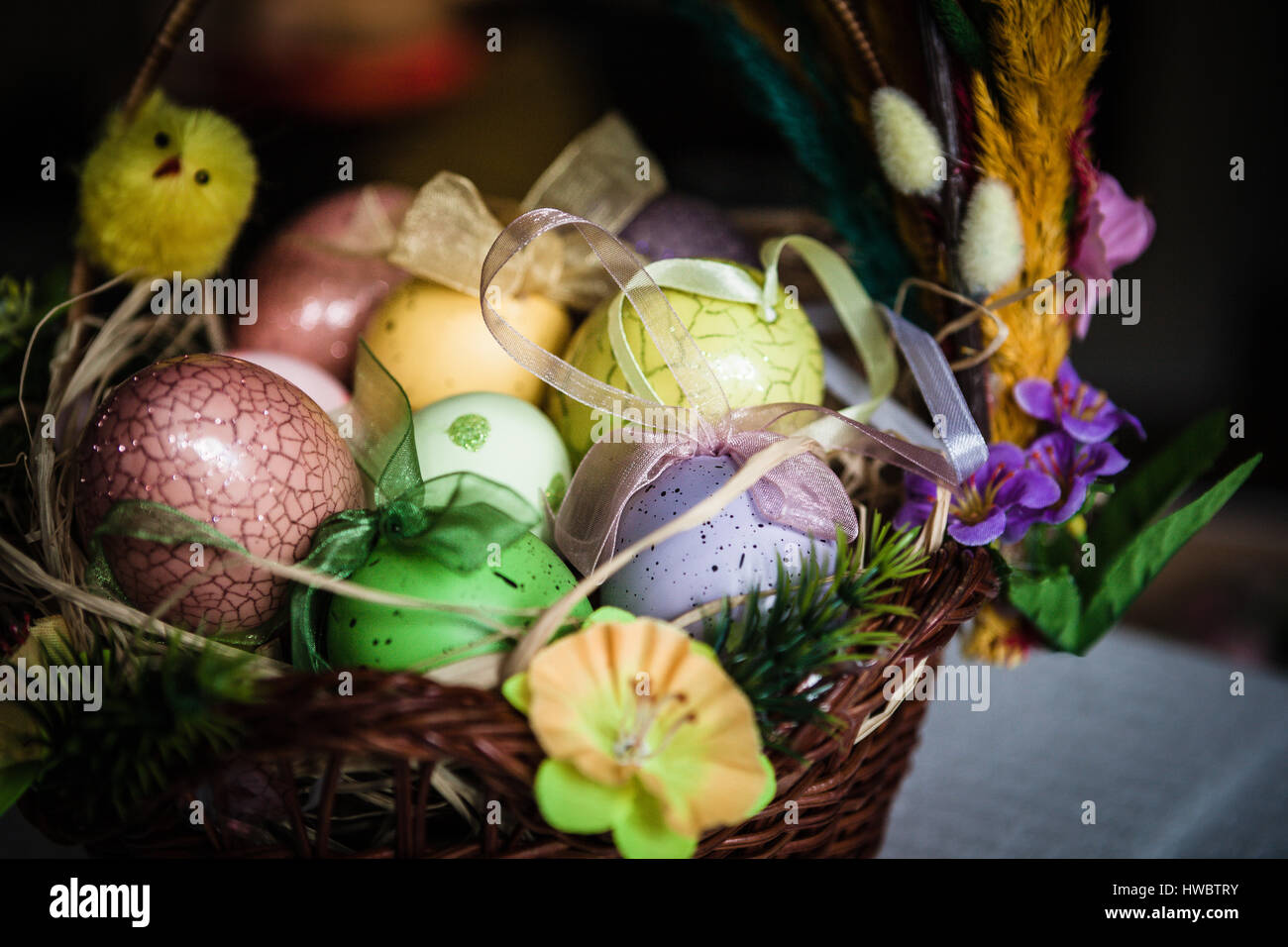 Cestello di colorate uova di pasqua Foto Stock