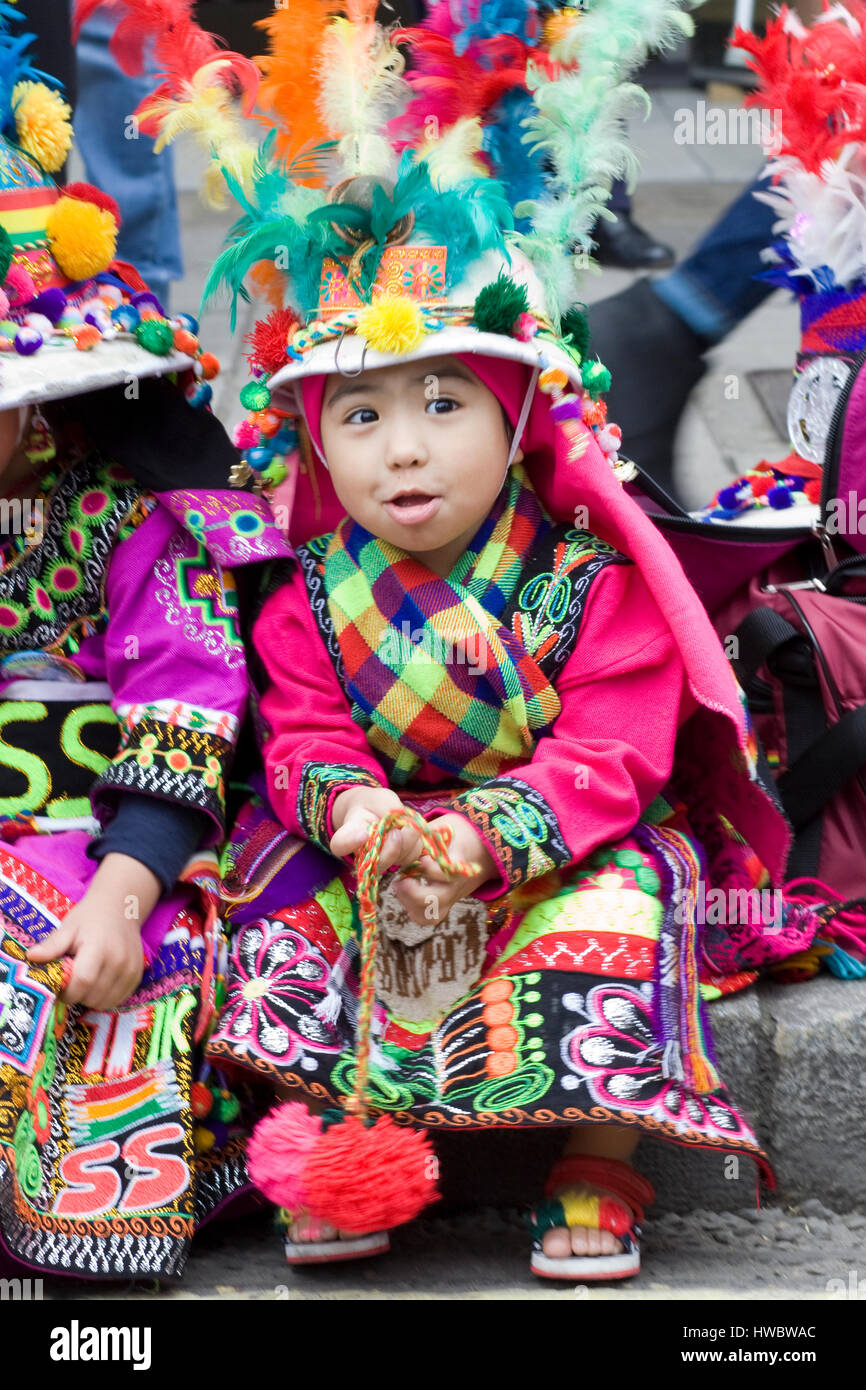Bambino boliviano indossando il tradizionale abito boliviano per il giorno di San Patrizio parade London Foto Stock
