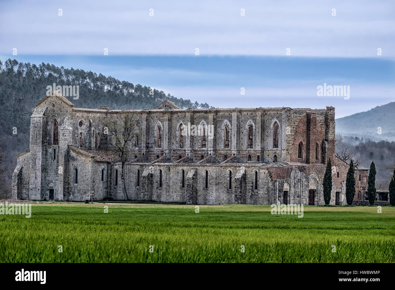 Antica abbazia di San Galgano in Toscana, Italia. Si trova a circa trenta chilometri dalla città medievale di Siena Foto Stock